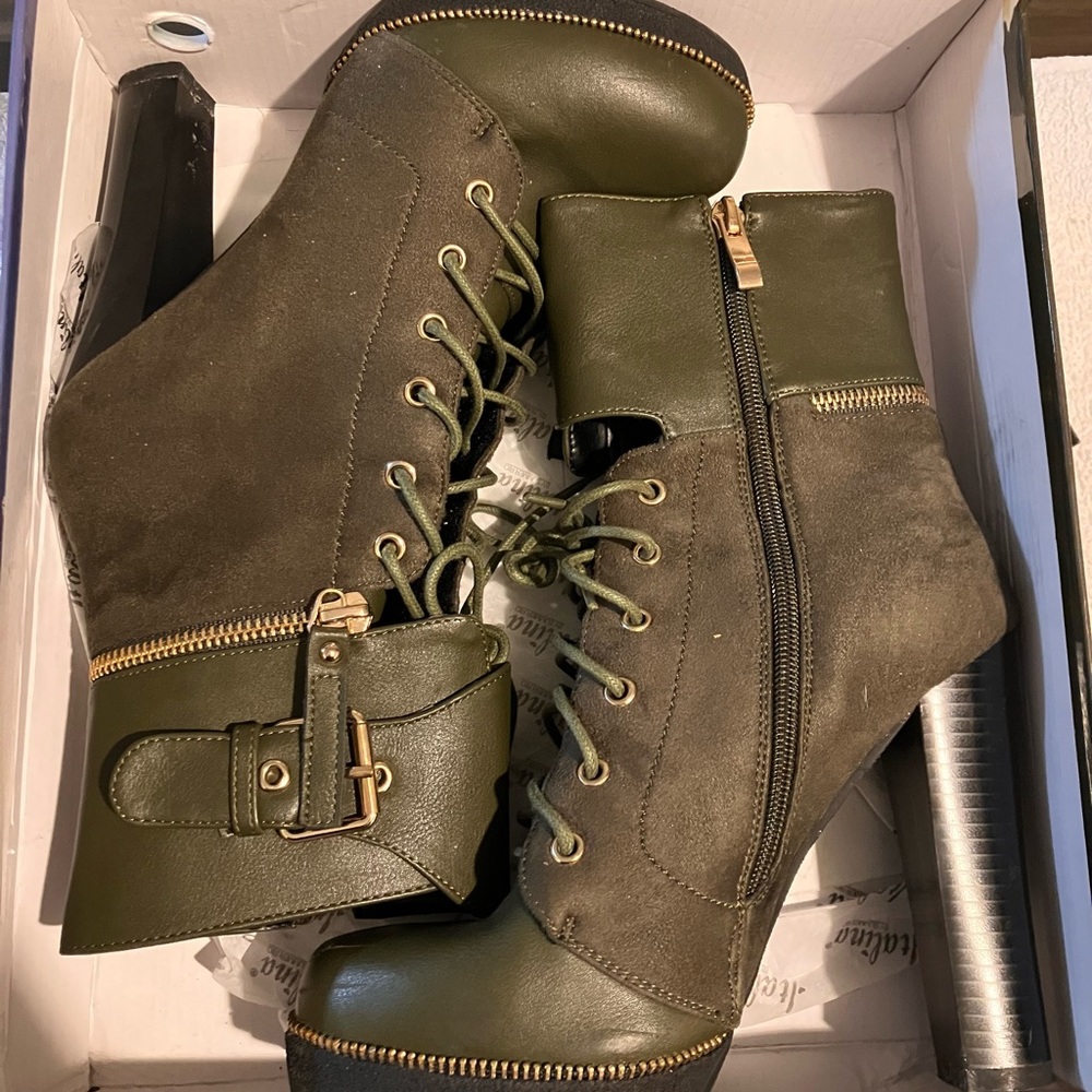 Italina ankle platform boot size 7.5